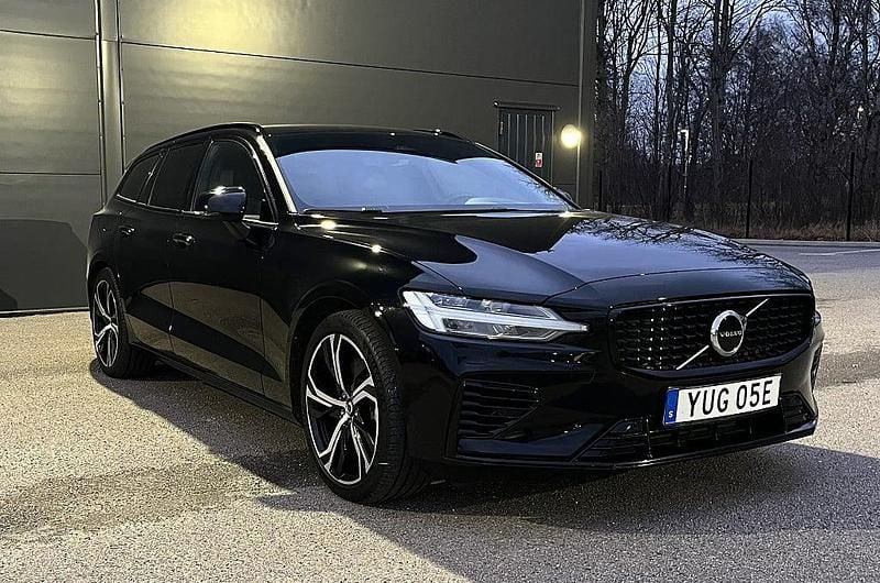 Svart Begagnad 2022 Volvo V60 R-Design Kombi | 387 500 kr (Marknadspris) - Bild 1/4