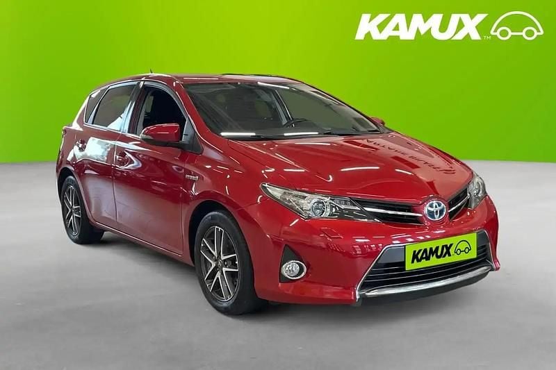 Röd Begagnad 2015 Toyota Auris Hybrid Halvkombi | 144 800 kr (Marknadspris) - Bild 1/4