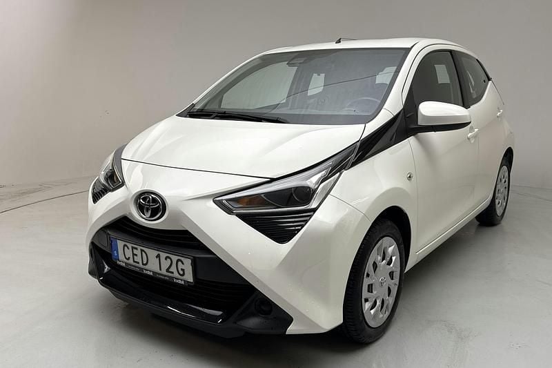Vit Begagnad 2019 Toyota Aygo X-play Halvkombi | 109 900 kr (Marknadspris) - Bild 1/4