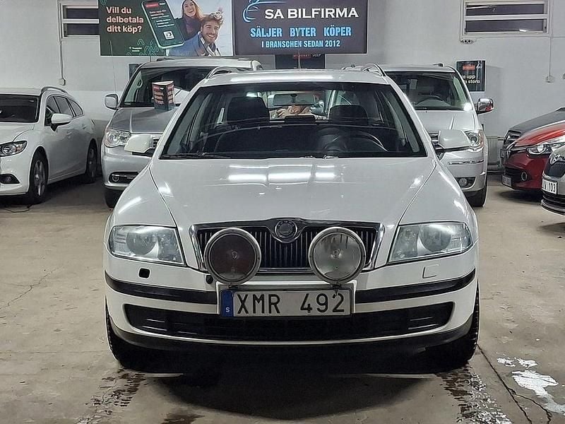 Vit Begagnad 2006 Skoda Octavia Kombi | 27 900 kr (Lite dyr) - Bild 1/4