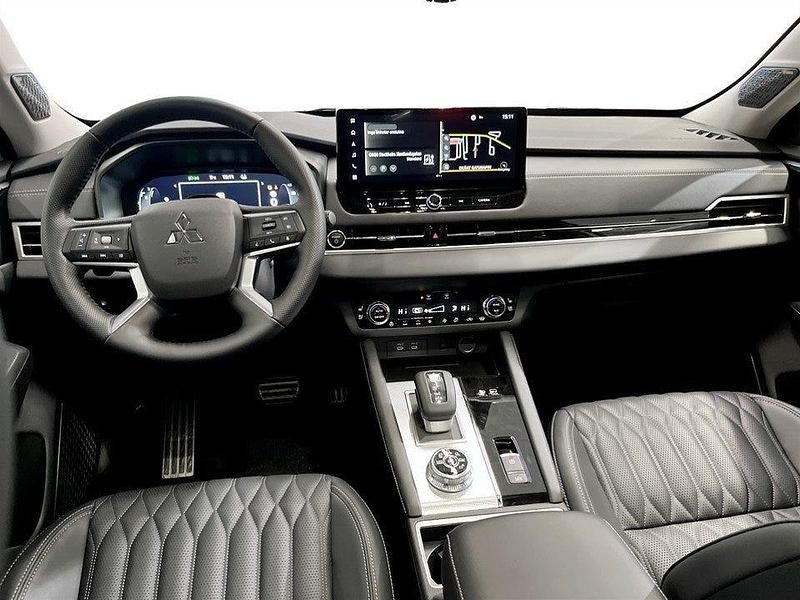 Begagnad Mitsubishi Outlander Instyle 306 HK (225 kW) 2025 White diamond with black roof SUV