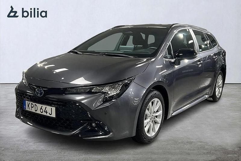 Mörkgrå Begagnad 2025 Toyota Corolla Active Kombi | 319 900 kr (Marknadspris) - Bild 1/3