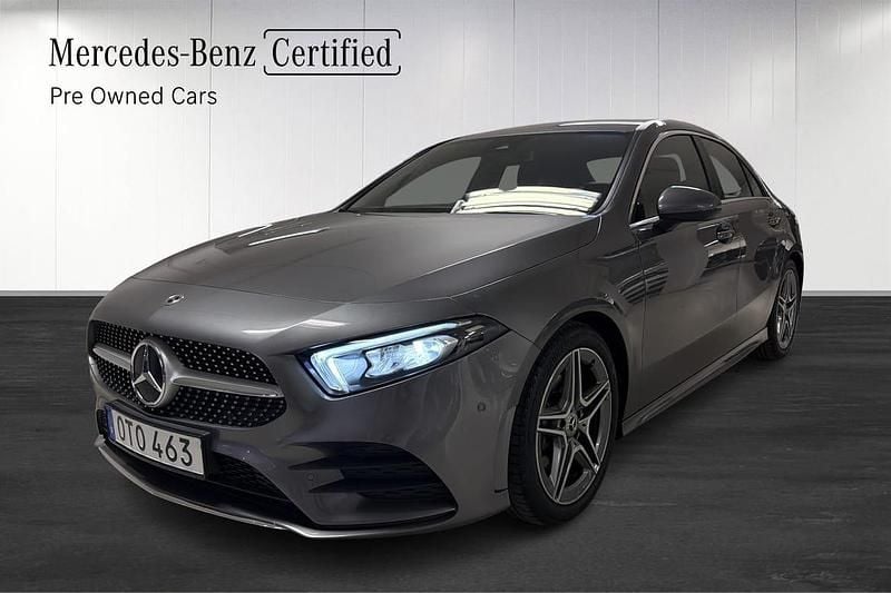 Grå Begagnad 2022 Mercedes A180 AMG Sedan | 309 900 kr (Marknadspris) - Bild 1/4