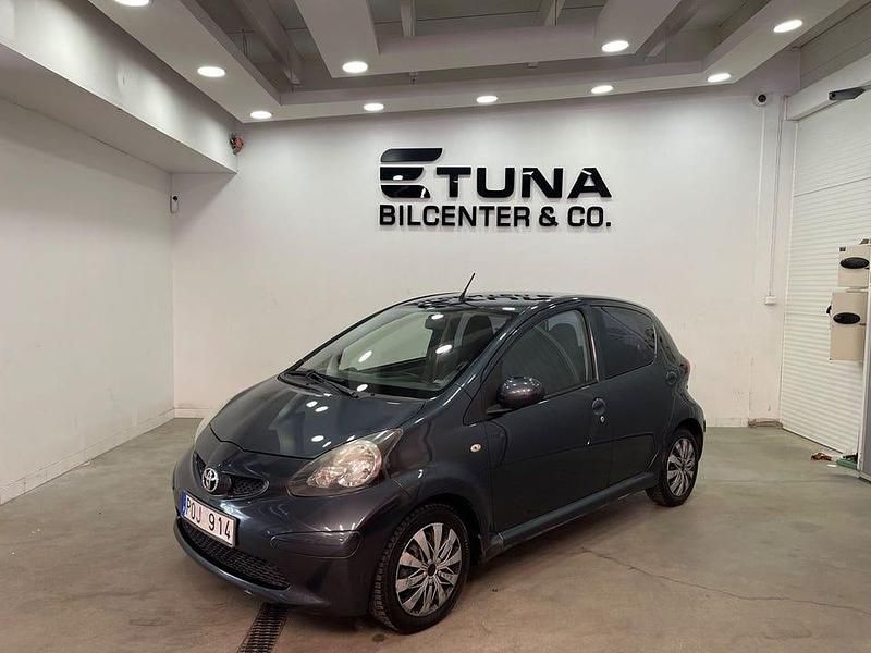 Grå Begagnad 2008 Toyota Aygo Halvkombi | 29 900 kr (Lite dyr) - Bild 1/4