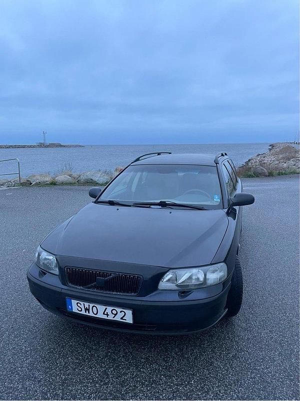 Grå Begagnad 2002 Volvo V70 Kombi | 15 900 kr (Marknadspris) - Bild 1/4