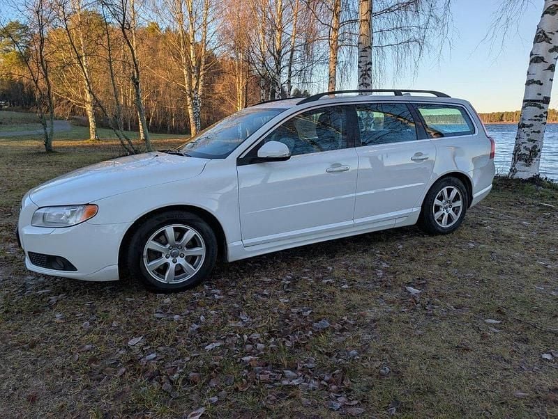 Vit Begagnad 2012 Volvo V70 Momentum Kombi | 89 000 kr (Marknadspris) - Bild 1/4