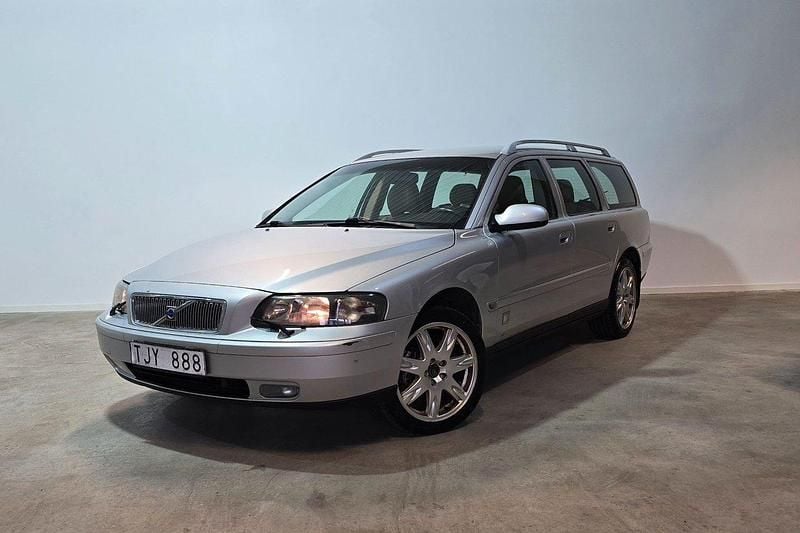 Ljusgrå (grå) Begagnad 2002 Volvo V70 Kombi | 24 800 kr (Marknadspris) - Bild 1/4