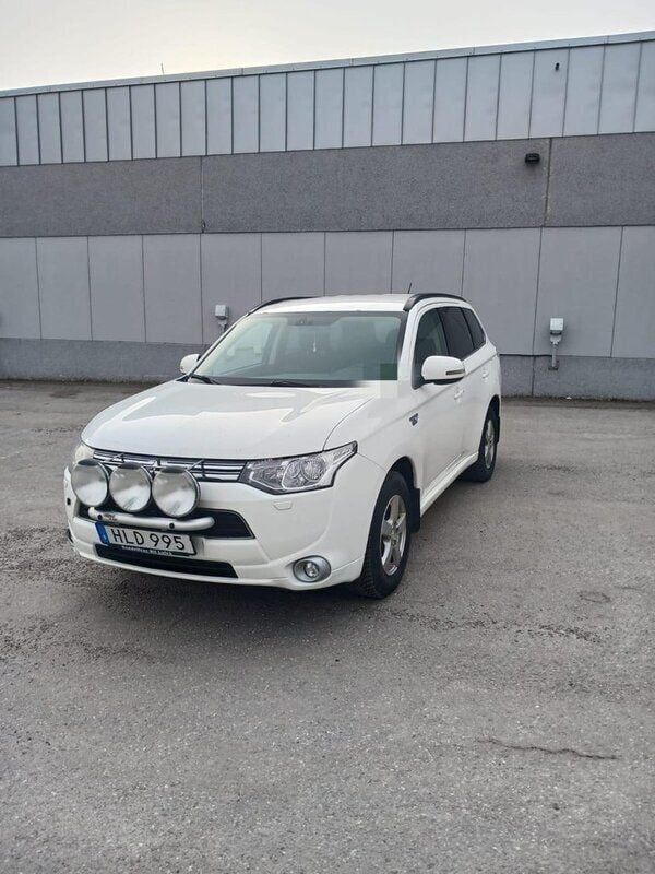 Vit Begagnad 2014 Mitsubishi Outlander P-HEV SUV | 80 000 kr (Marknadspris) - Bild 1/4