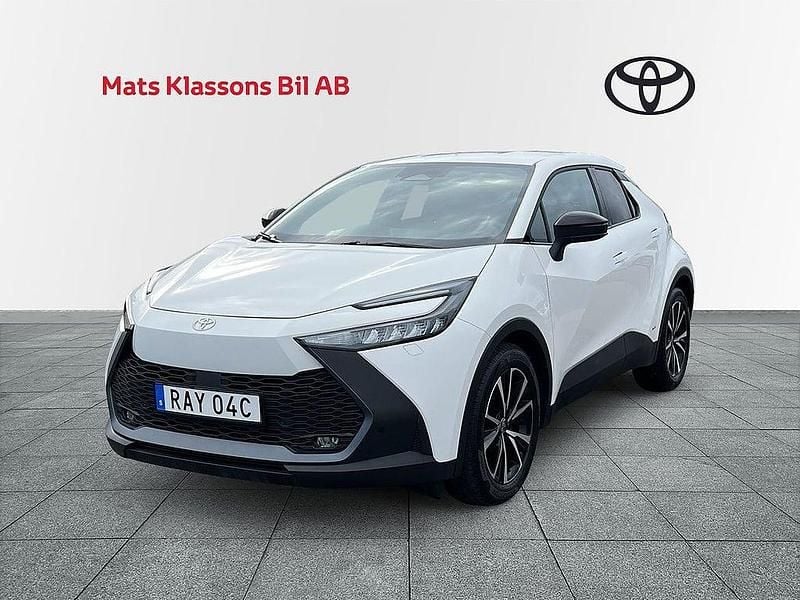 Vit Begagnad 2023 Toyota C-HR Style SUV | 374 000 kr (Marknadspris) - Bild 1/4