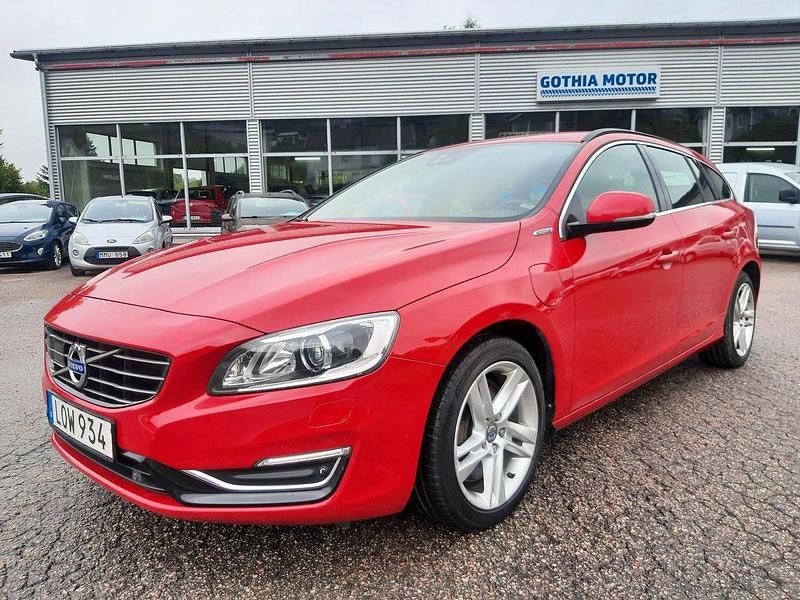 Röd Begagnad 2015 Volvo V60 Momentum Kombi | 139 800 kr (Bra pris) - Bild 1/4