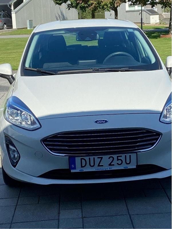 Vit Begagnad 2020 Ford Fiesta Titanium Halvkombi | 130 000 kr (Marknadspris) - Bild 1/4