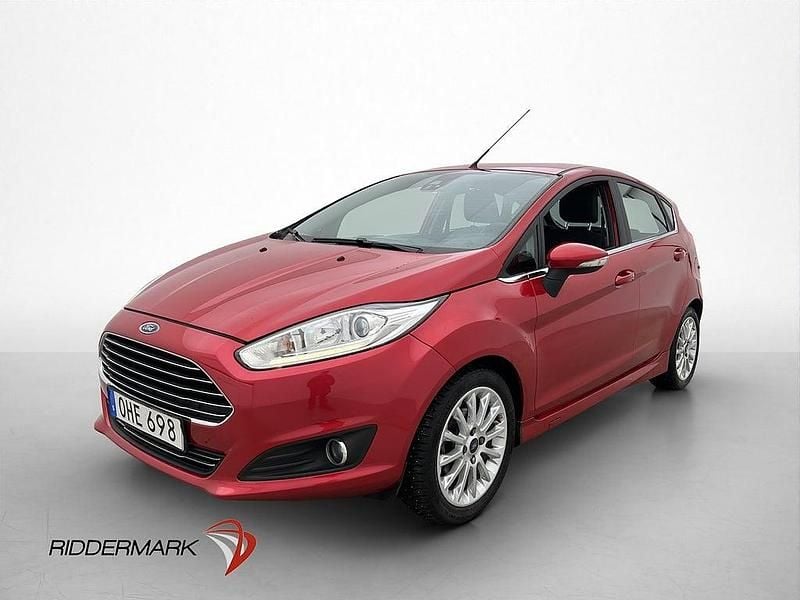 Begagnad Ford Fiesta Titanium 101 HK (74 kW) 2016 Röd Halvkombi