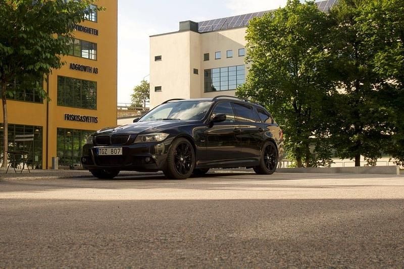 Begagnad 2010 BMW 325 Kombi | 98 000 kr (Marknadspris) - Bild 1/4