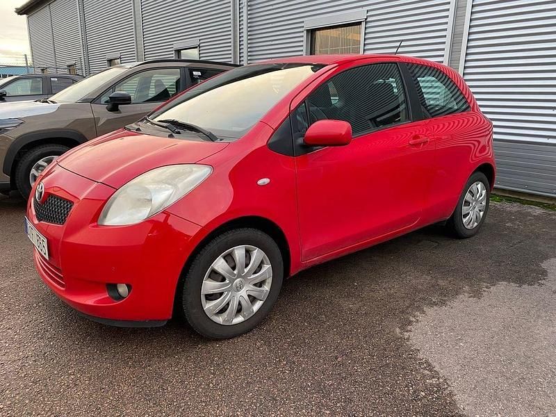 Röd Begagnad 2008 Toyota Yaris Halvkombi | 59 900 kr (Dyr) - Bild 1/2