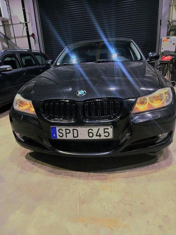 Svart Begagnad 2011 BMW 318 Sedan | 69 900 kr (Marknadspris) - Bild 1/4