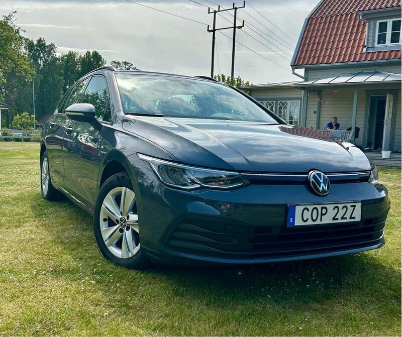 Grå Begagnad 2021 VW Golf VIII Kombi | 280 000 kr (Dyr) - Bild 1/4
