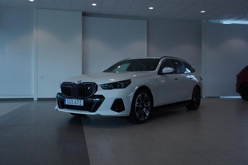 Vit Begagnad 2024 BMW i5 Efficient Dynamics Sedan | 779 800 kr - Bild 1/4