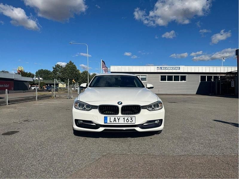 Vit Begagnad 2015 BMW 318 Sport Line Sedan | 112 500 kr (Bra pris) - Bild 1/4