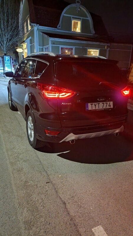 Svart Begagnad 2014 Ford Kuga Titanium SUV | 94 000 kr (Marknadspris) - Bild 1/4