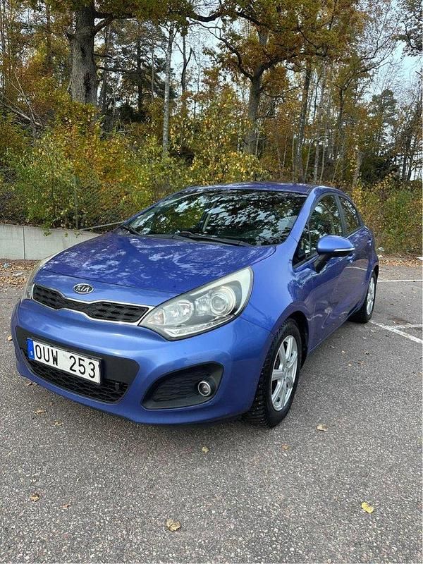 Blå Begagnad 2012 Kia Rio Halvkombi | 42 000 kr (Marknadspris) - Bild 1/4