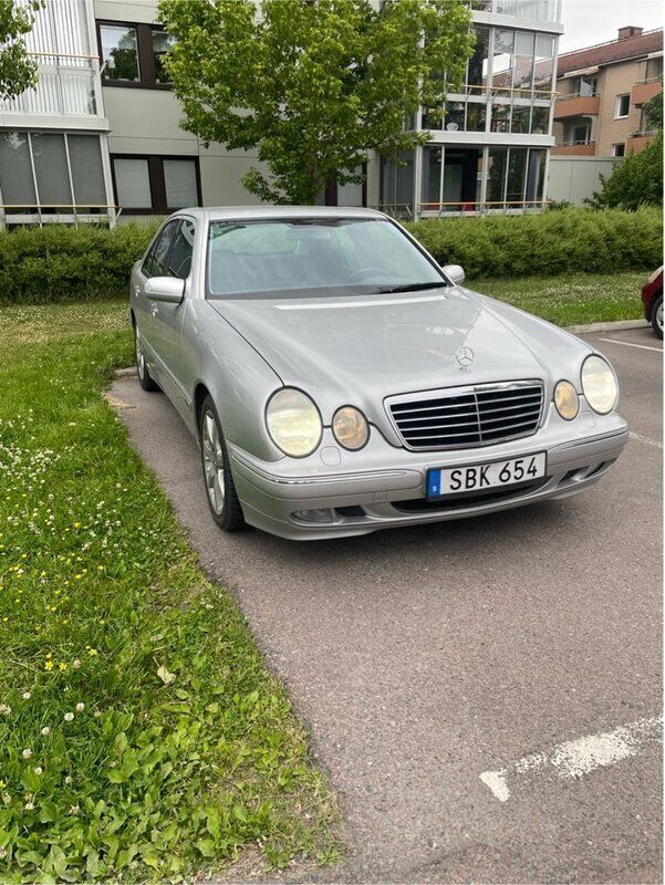 Grå Begagnad 2001 Mercedes E240 Avantgarde Sedan | 42 000 kr - Bild 1/4