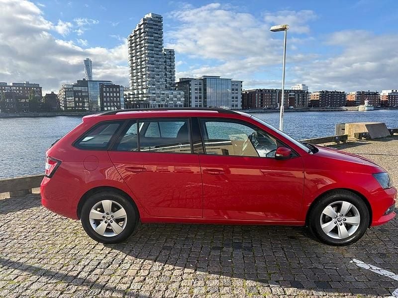 Röd Begagnad 2017 Skoda Fabia Style Halvkombi | 99 900 kr (Marknadspris) - Bild 1/4