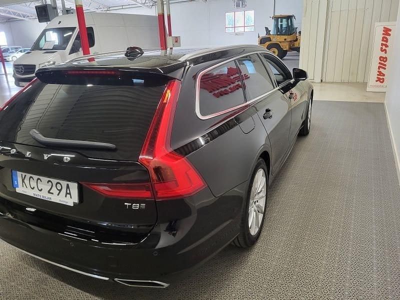 Begagnad Volvo V90 Momentum 303 HK (222 kW) 2020 Svart Kombi