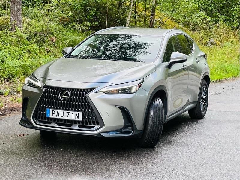 Grå Begagnad 2023 Lexus NX350h Business Edition SUV | 425 000 kr (Bra pris) - Bild 1/4