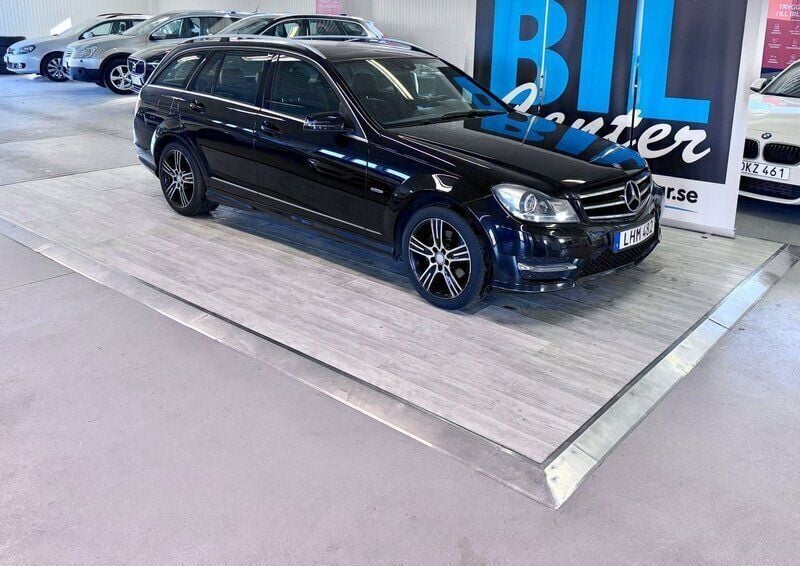 Svart Begagnad 2014 Mercedes C180 Avantgarde Kombi | 139 000 kr (Marknadspris) - Bild 1/4