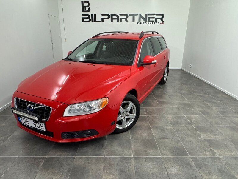 Röd Begagnad 2009 Volvo V70 Momentum Kombi | 64 999 kr (Dyr) - Bild 1/4