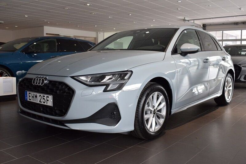 Grå Ny 2025 Audi A3 Sportback Halvkombi | 319 000 kr (Bra pris) - Bild 1/4