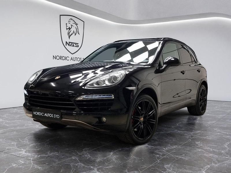 Svart Begagnad 2012 Porsche Cayenne SUV | 239 900 kr (Marknadspris) - Bild 1/4