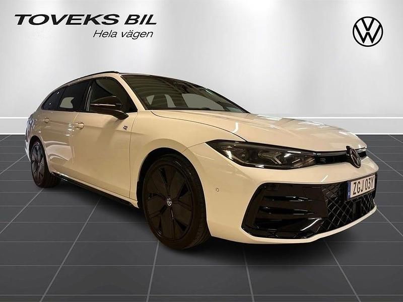Begagnad VW Passat R-line 193 HK (141 kW) 2024 Pure white Kombi