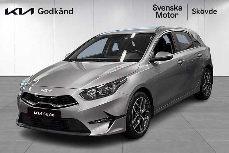 Grå Begagnad 2021 Kia Ceed Advance Halvkombi | 229 200 kr (Marknadspris) - Bild 1/4