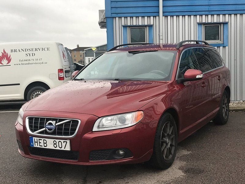Begagnad Volvo V70 Momentum 108 HK (79 kW) 2010 Röd Kombi