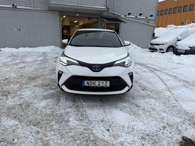 Vit Begagnad 2021 Toyota C-HR Active SUV | 174 900 kr (Bra pris) - Bild 1/4
