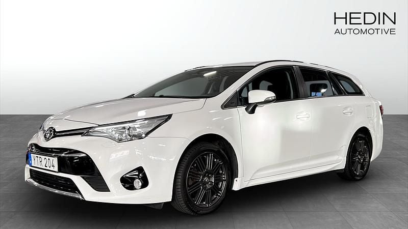 Vit (white) Begagnad 2017 Toyota Avensis Kombi | 149 900 kr (Marknadspris) - Bild 1/4