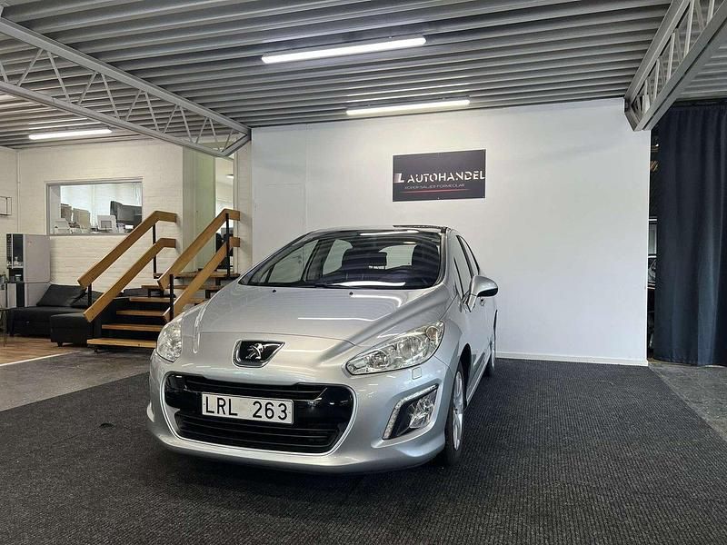 Ljusgrå Begagnad 2011 Peugeot 308 Halvkombi | 59 900 kr (Marknadspris) - Bild 1/4
