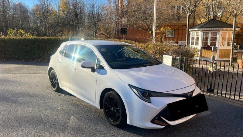 Vit Begagnad 2022 Toyota Corolla Style Halvkombi | 260 000 kr (Marknadspris) - Bild 1/4