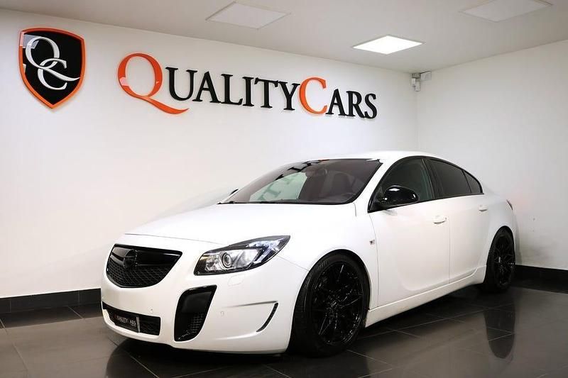 Vit Begagnad 2010 Opel Insignia OPC Sedan | 109 000 kr (Marknadspris) - Bild 1/4