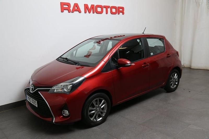 Röd Begagnad 2015 Toyota Yaris Multidrive S Halvkombi | 119 800 kr (Lite dyr) - Bild 1/3