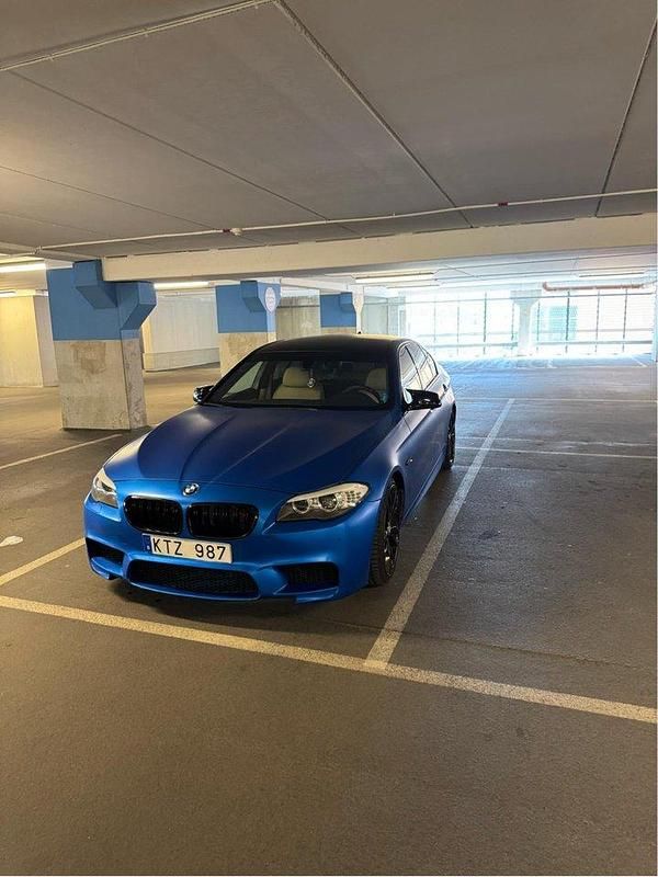 Blå Begagnad 2010 BMW 535 Comfort Edition Sedan | 189 900 kr (Lite dyr) - Bild 1/4