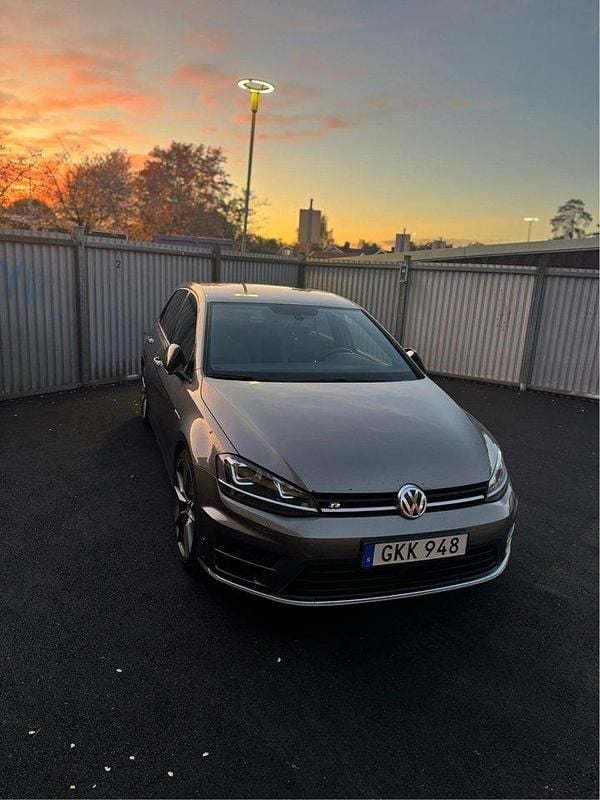 Grå Begagnad 2014 VW Golf VII R Halvkombi | 149 999 kr (Superpris) - Bild 1/4