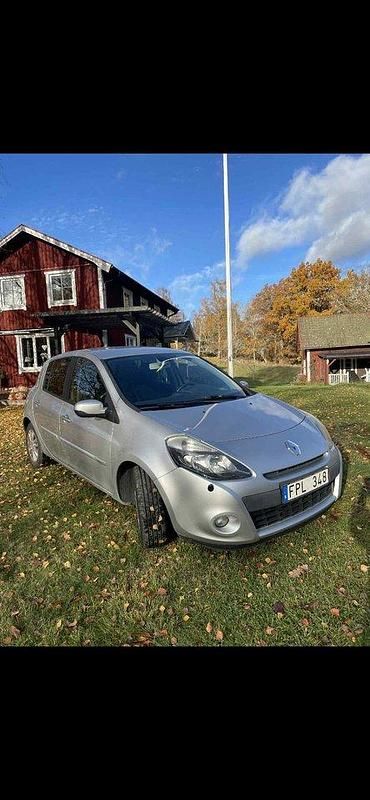 Silver Begagnad 2012 Renault Clio R.S. Halvkombi | 33 600 kr (Bra pris) - Bild 1/4