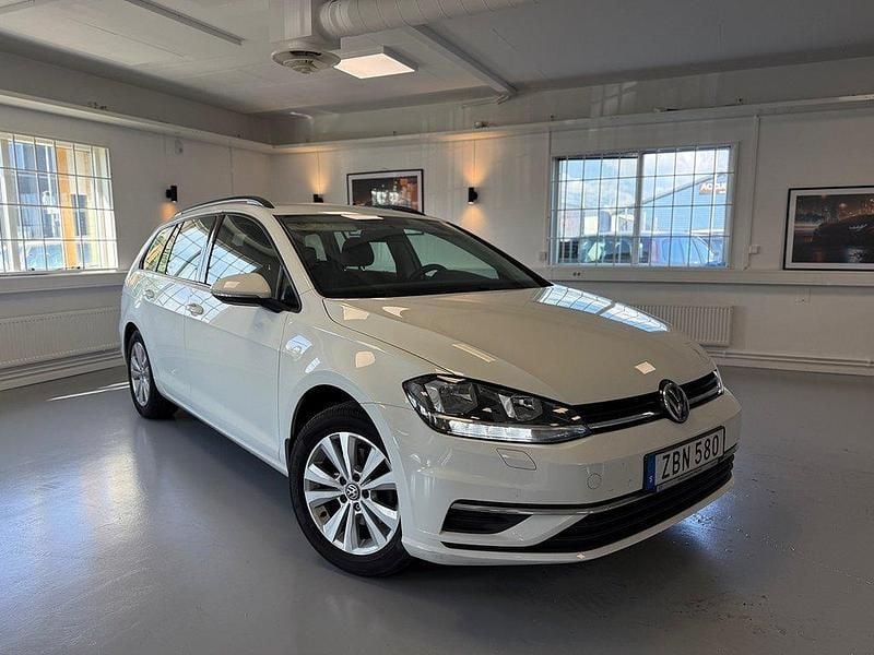 Vit Begagnad 2017 VW Golf VII Kombi | 109 900 kr (Marknadspris) - Bild 1/4