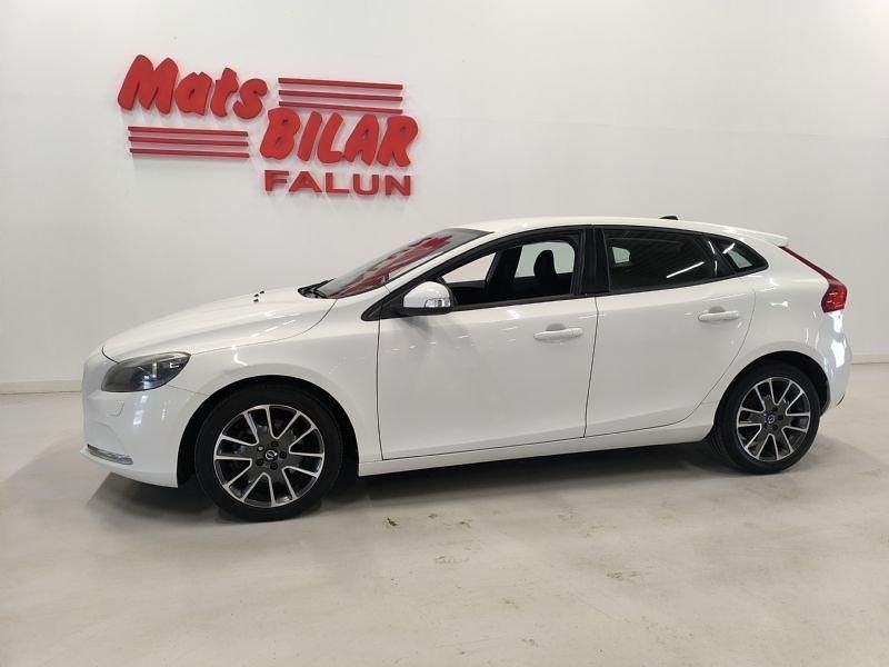 Vit Begagnad 2015 Volvo V40 Kinetic Kombi | 149 900 kr (Lite dyr) - Bild 1/4