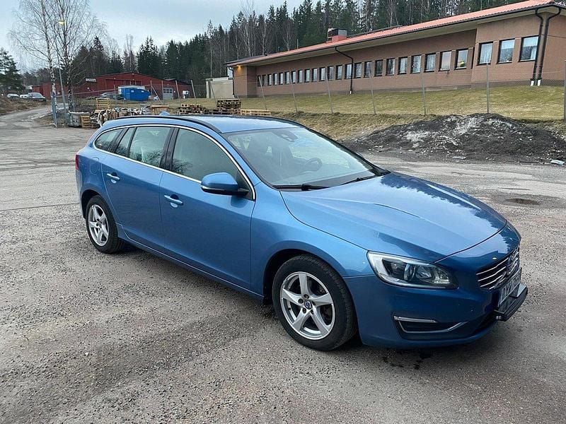 Blå Begagnad 2015 Volvo V60 Momentum Kombi | 95 000 kr (Marknadspris) - Bild 1/4