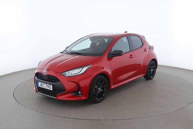 Röd Begagnad 2022 Toyota Yaris Hybrid Halvkombi | 208 000 kr (Marknadspris) - Bild 1/3