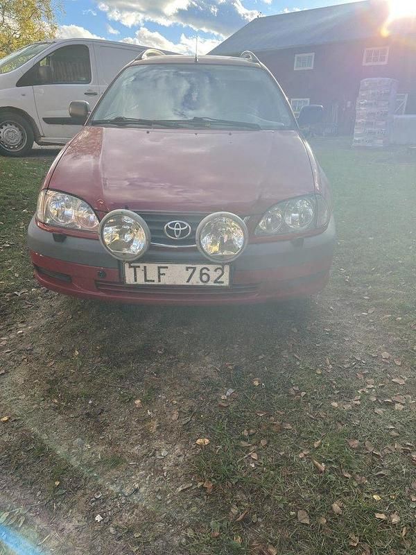 Röd Begagnad 2002 Toyota Avensis Kombi | 4 000 kr (Superpris) - Bild 1/3