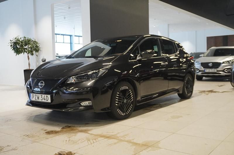 Svart Begagnad 2022 Nissan Leaf N-Connecta Halvkombi | 169 900 kr (Marknadspris) - Bild 1/4